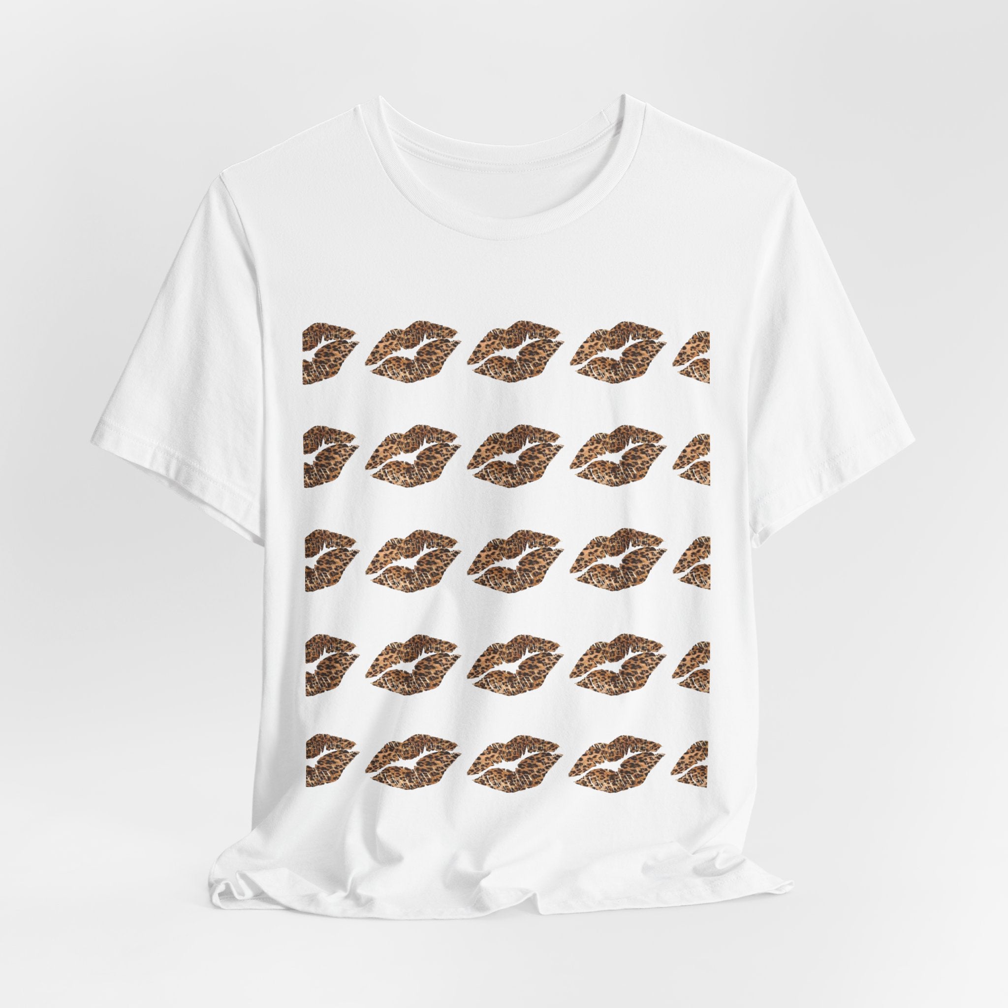 Cheetah Kiss Pattern Tee – Repeating Lip Print Graphic T-Shirt