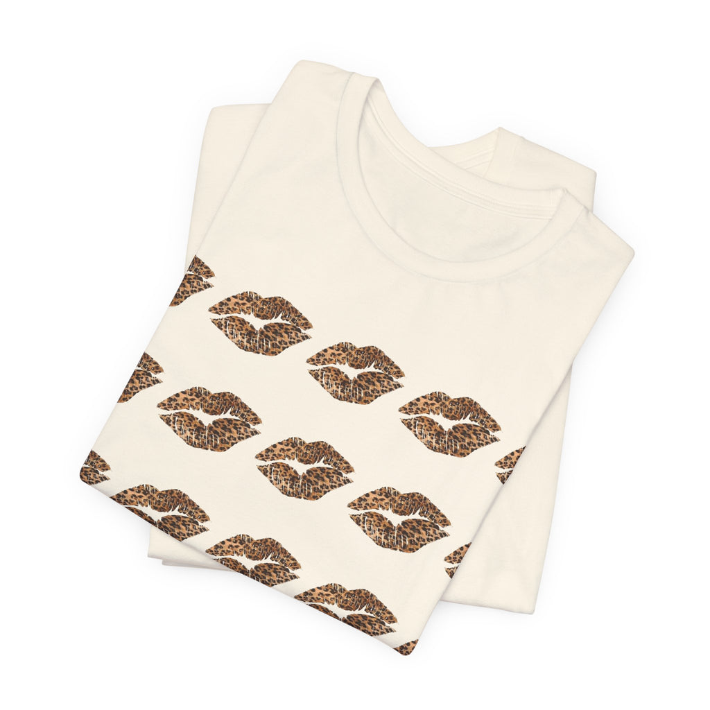 Cheetah Kiss Pattern Tee – Repeating Lip Print Graphic T-Shirt