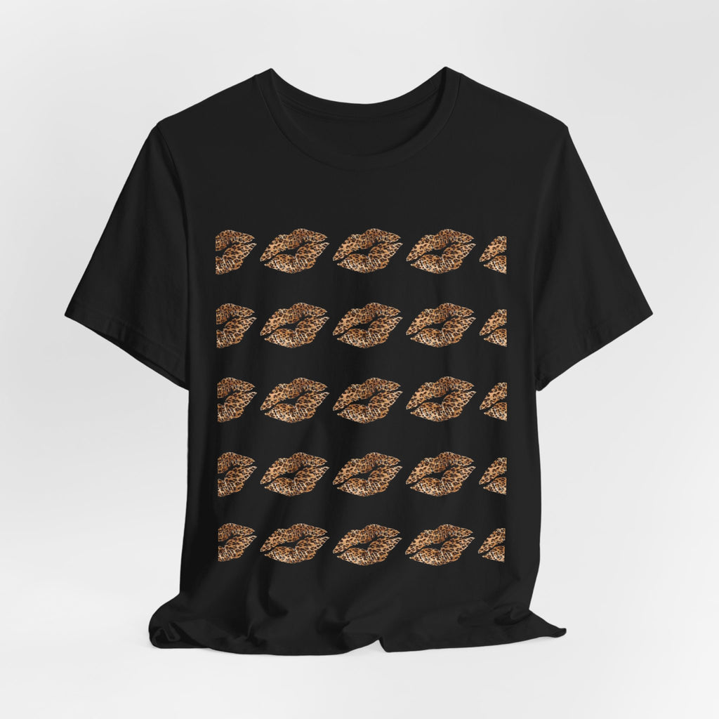 Cheetah Kiss Pattern Tee – Repeating Lip Print Graphic T-Shirt