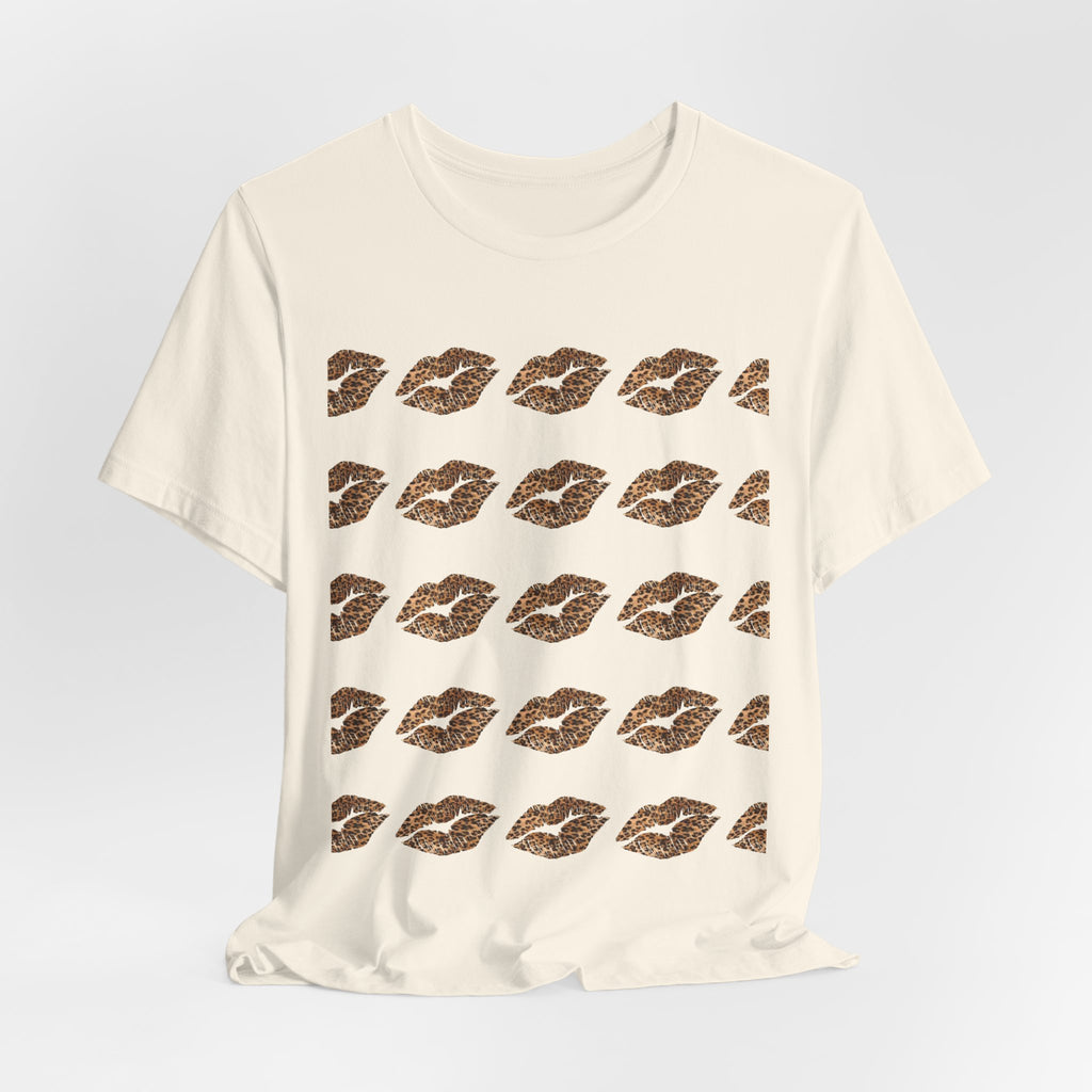 Cheetah Kiss Pattern Tee – Repeating Lip Print Graphic T-Shirt